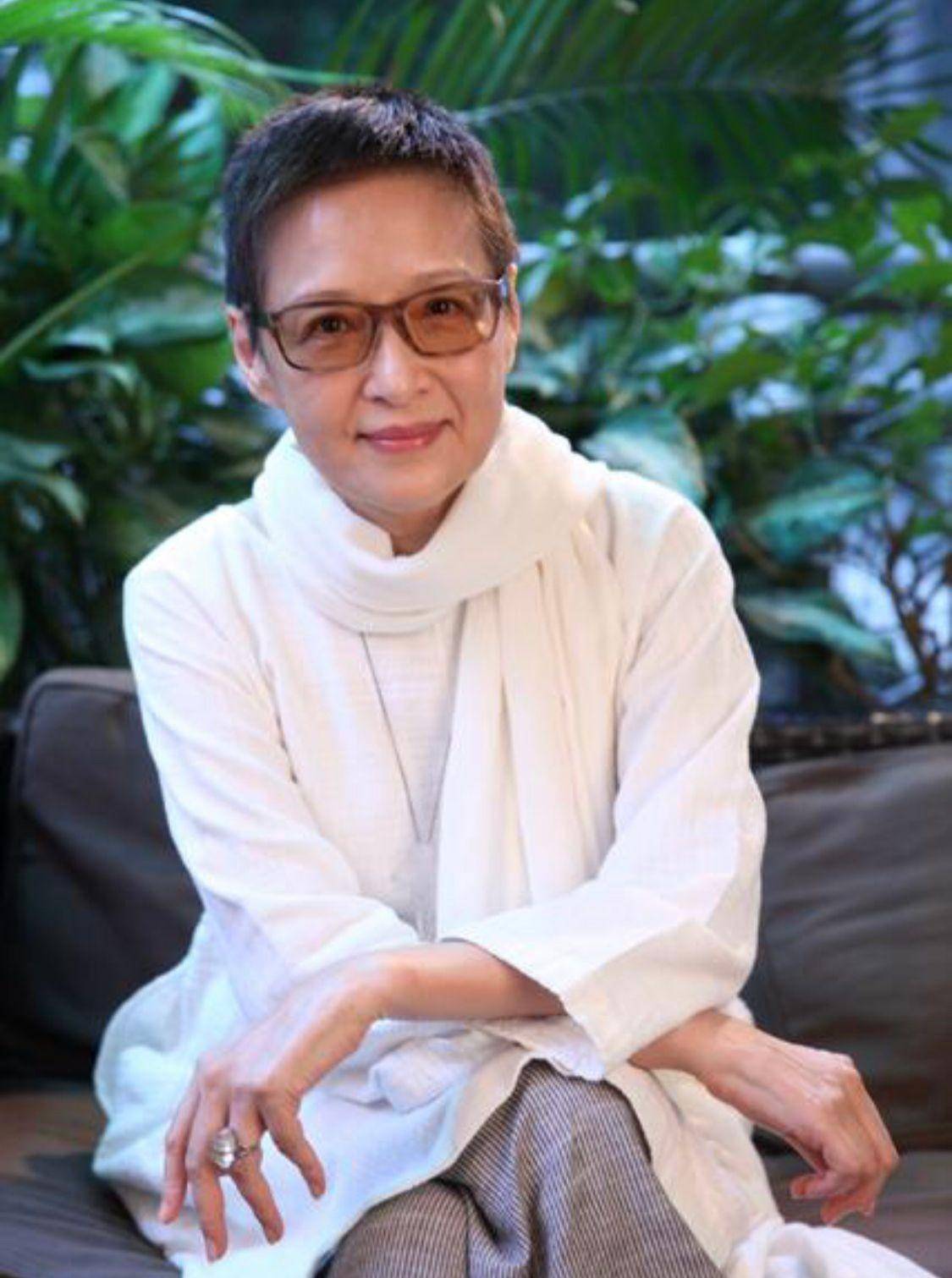 70岁胡因梦的年纪让我很惊讶:短发,简单的衣着,优雅高贵的气质_女性