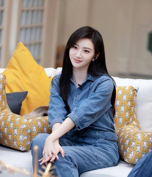 景甜挑战v领裙展现时尚魅力,让张继科后悔了!_变化_身材_态度