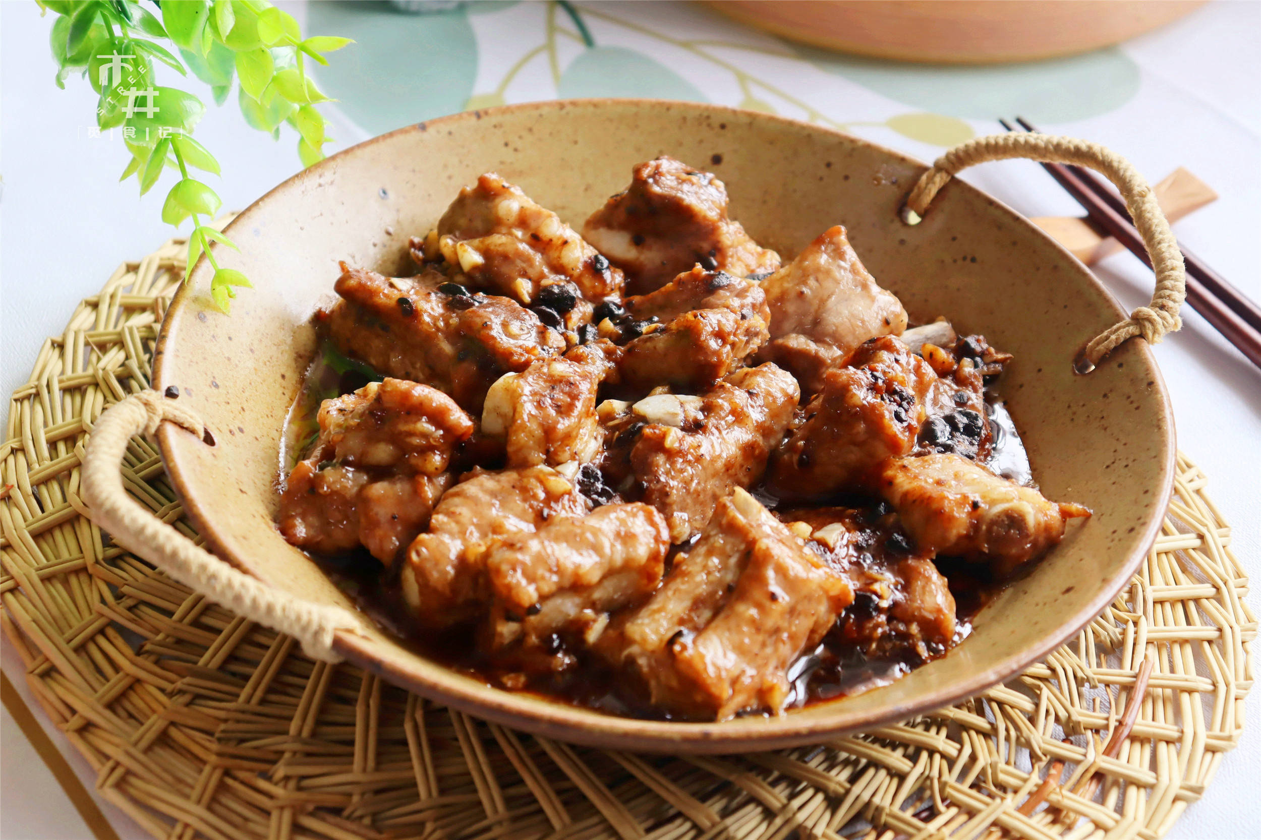 第四道:【豆豉蒸排骨】4,五分钟后,沿锅边淋入一勺白酒,再焗10分钟,起