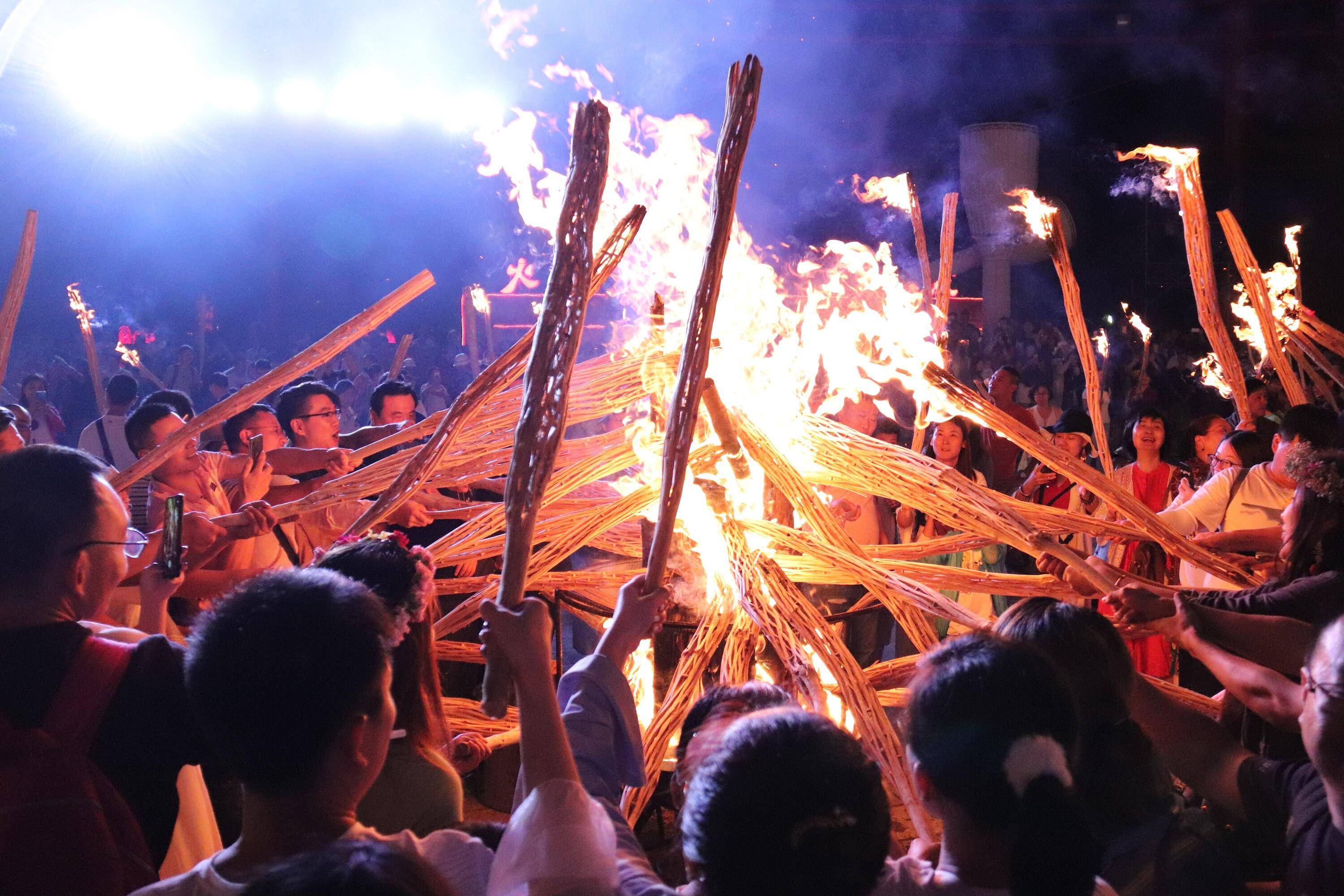8月9日来云南民族村"玩火"_游客_活动_火把