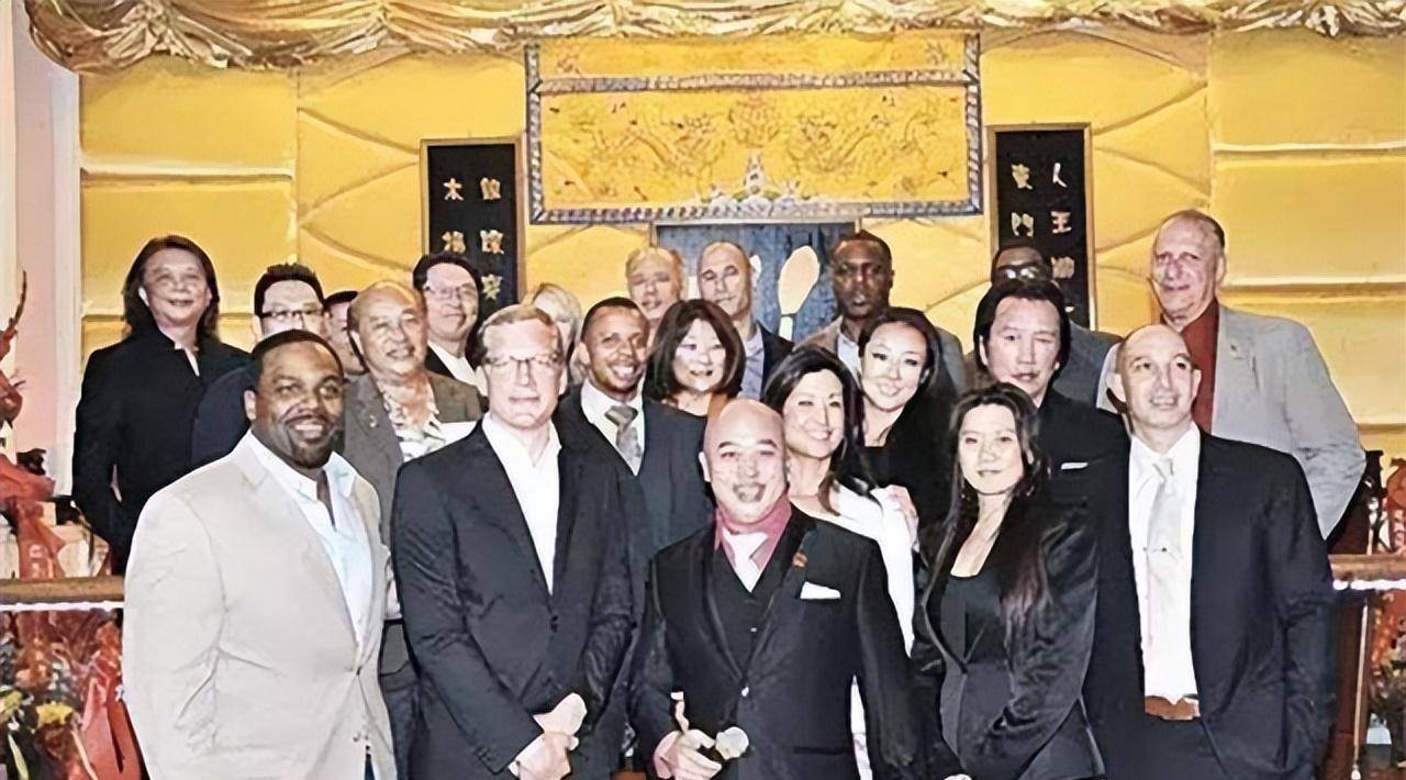 他是美国华人黑帮老大,fbi为了抓他派出卧底,最后竟获刑2900年_公堂