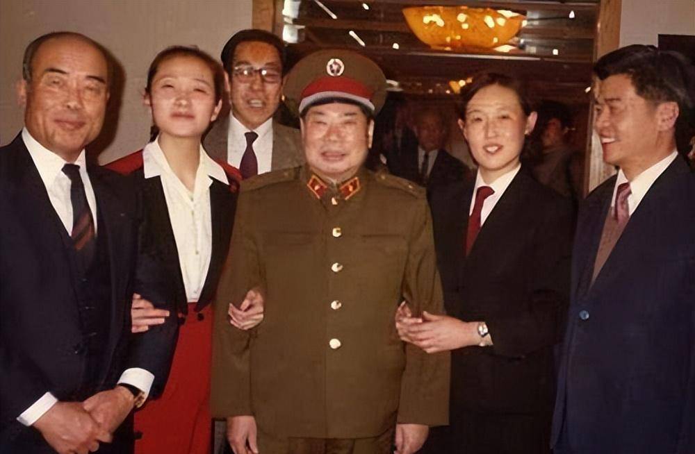 子女们送来的东西,杨得志也会优先交给石莉,两人相依相伴.