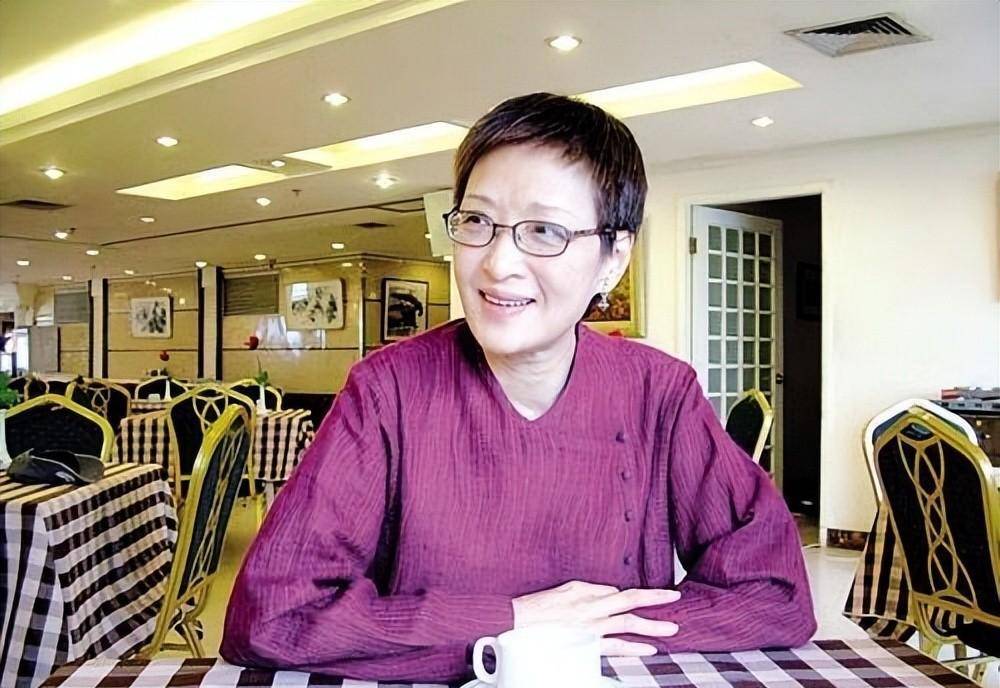 70岁胡因梦的年纪让我很惊讶:短发,简单的衣着,优雅高贵的气质_女性