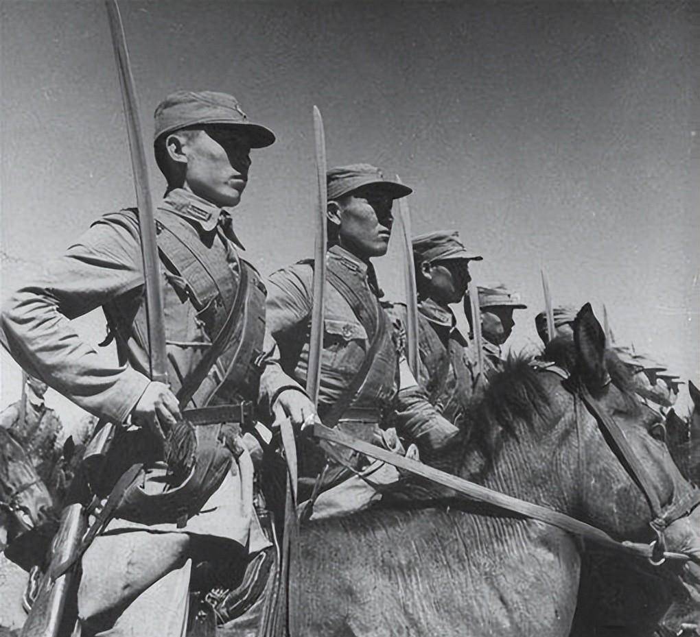 哥老会这个地头蛇,先是对西北军进行了表面上的臣服,在马仲英pk西北军