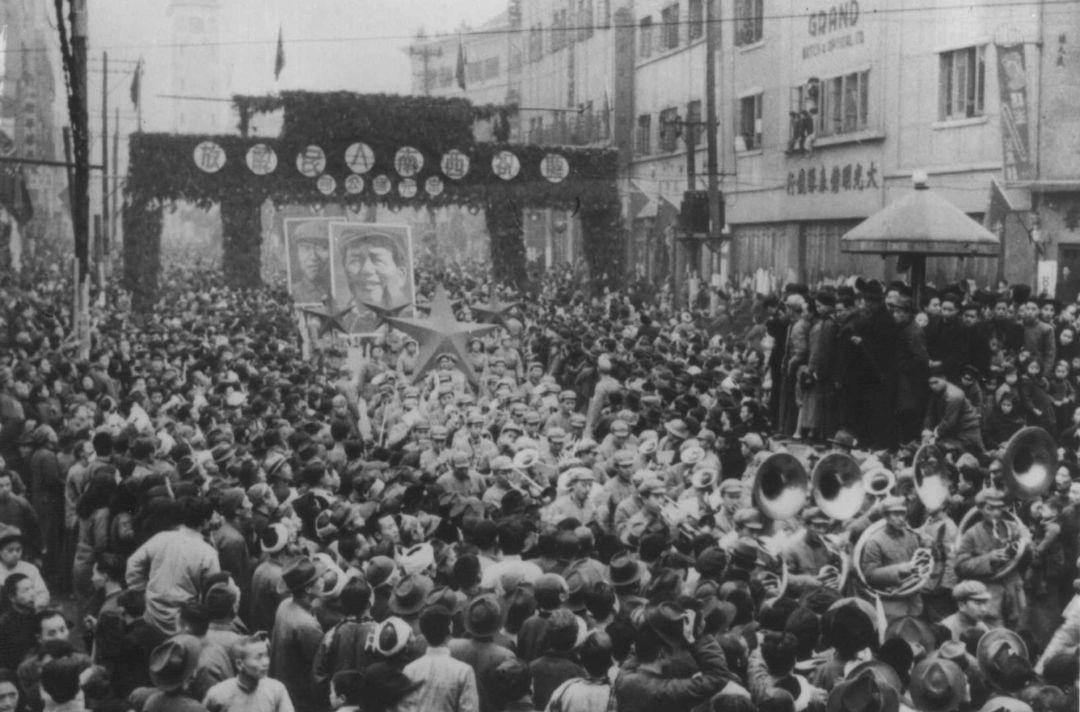 1949年，一路人被人当街抓住，说道：你这个大叛徒，跟我自首去_余永安_特务_李维嘉