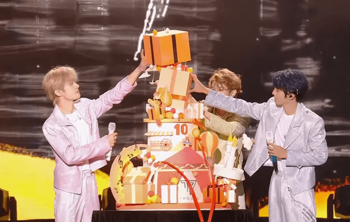 蛋糕被推上舞台时,现场响起了热烈的掌声和,当tfboys准备切蛋糕和吹