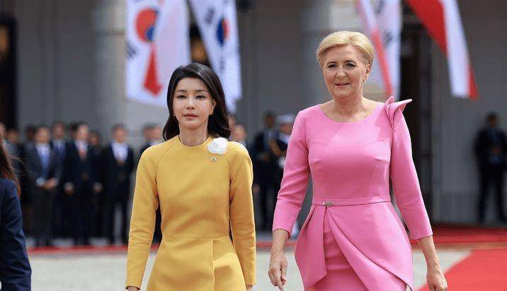 黑黄两套裙子拿捏住了气质,真替老公长脸_金建_小黑_造型