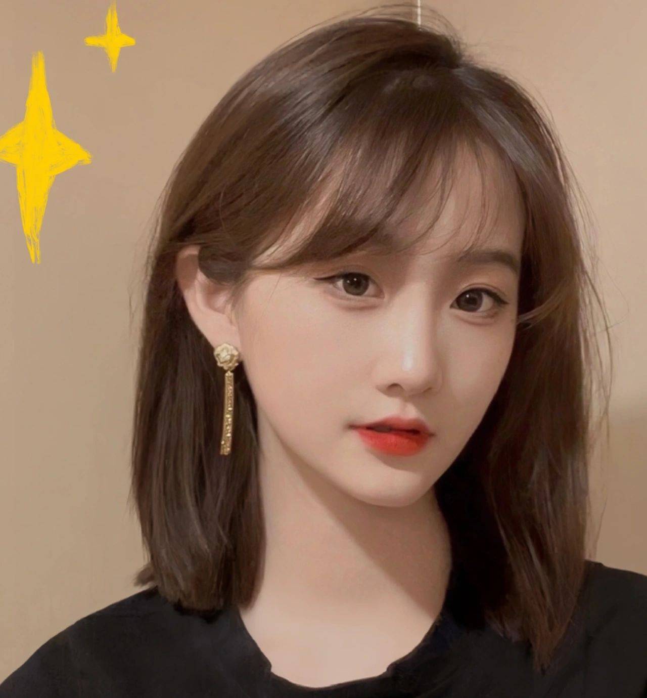 也可以选择卷发,但要注意添加一些碎发或刘海,平衡脸型的长度和锐度