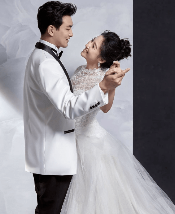 王彦霖拍婚纱照庆结婚两周年,细节看出太宠妻,女儿跳舞见证幸福_佳妮