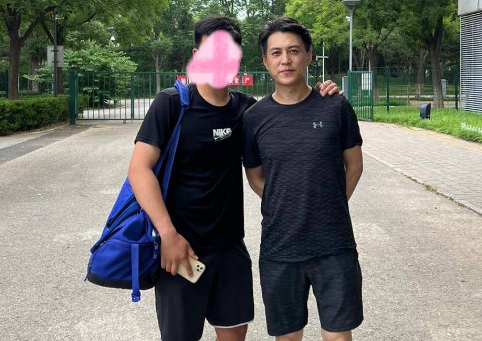 靳东身上有明显的锻炼痕迹,身材肌扎实,胳膊肌肉线条清晰,身材保持得