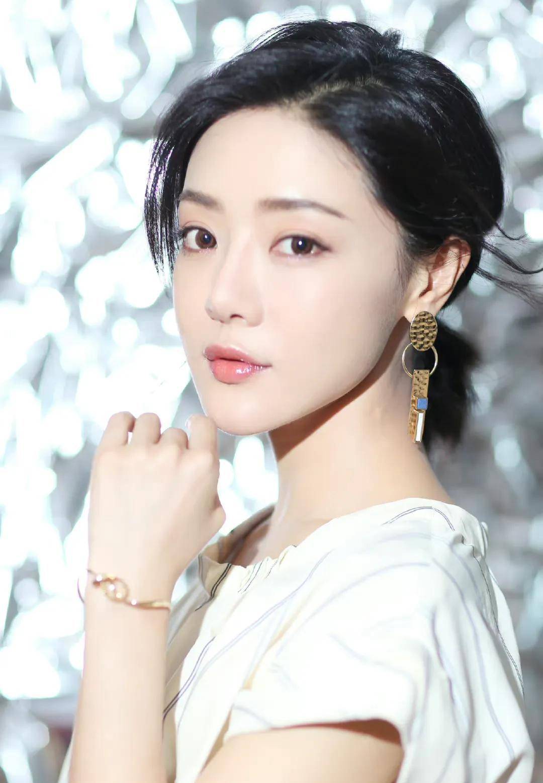 "唐悠悠"邓家佳:有过一段婚姻,39岁结婚随缘_于岩_男友_戒指