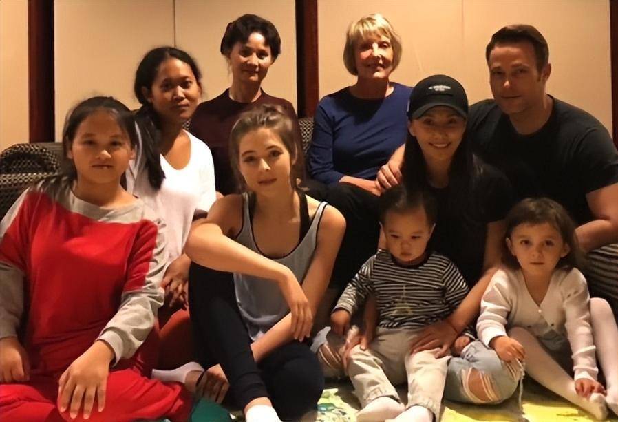 马雅舒9岁混血女儿漂亮,外国老公教孩子画红旗,公开儿女的身份_罗伯特