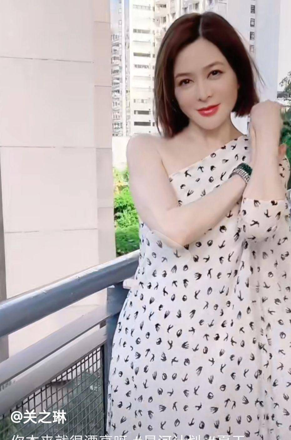 59岁关之琳晒照时尚犹存,膝盖似有伤痕,唯独关注刘德华一人_照片_朋友