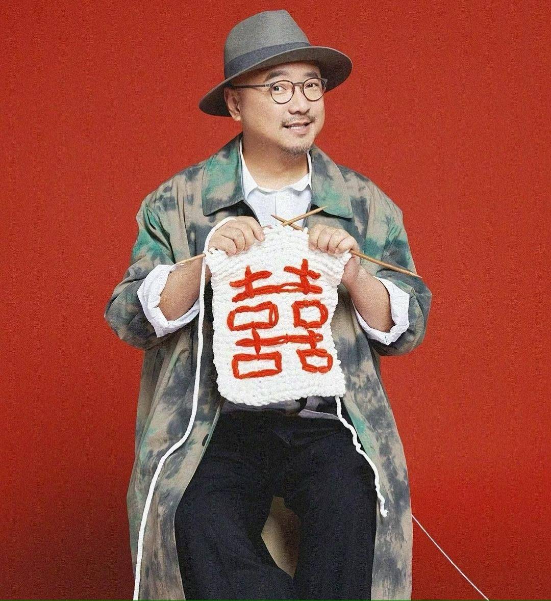 徐峥现身陪女儿看电影,父女同框幸福满溢,15岁徐小宝手舞足蹈超开心