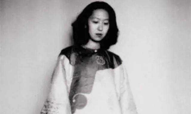 姨太太范秀美18岁丈夫去世,护送嫡子朋友胡兰成,却彼此暗生情愫_斯家