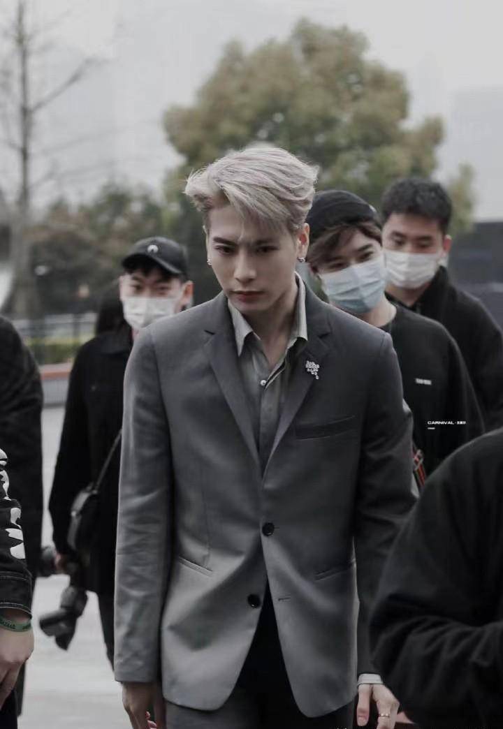 王嘉尔与张小斐同框,贵族气质掩盖不住,网友:真"豪门姐弟"_定位_肤色