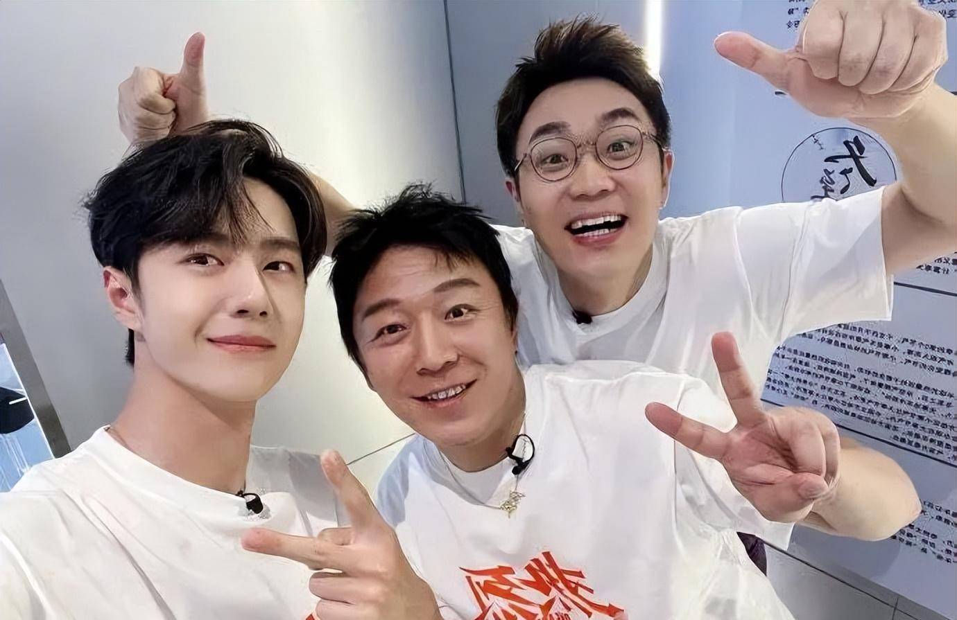 黄渤与王一博乐享生日盛宴!合照温暖祝福,共同创造热烈的岁月!