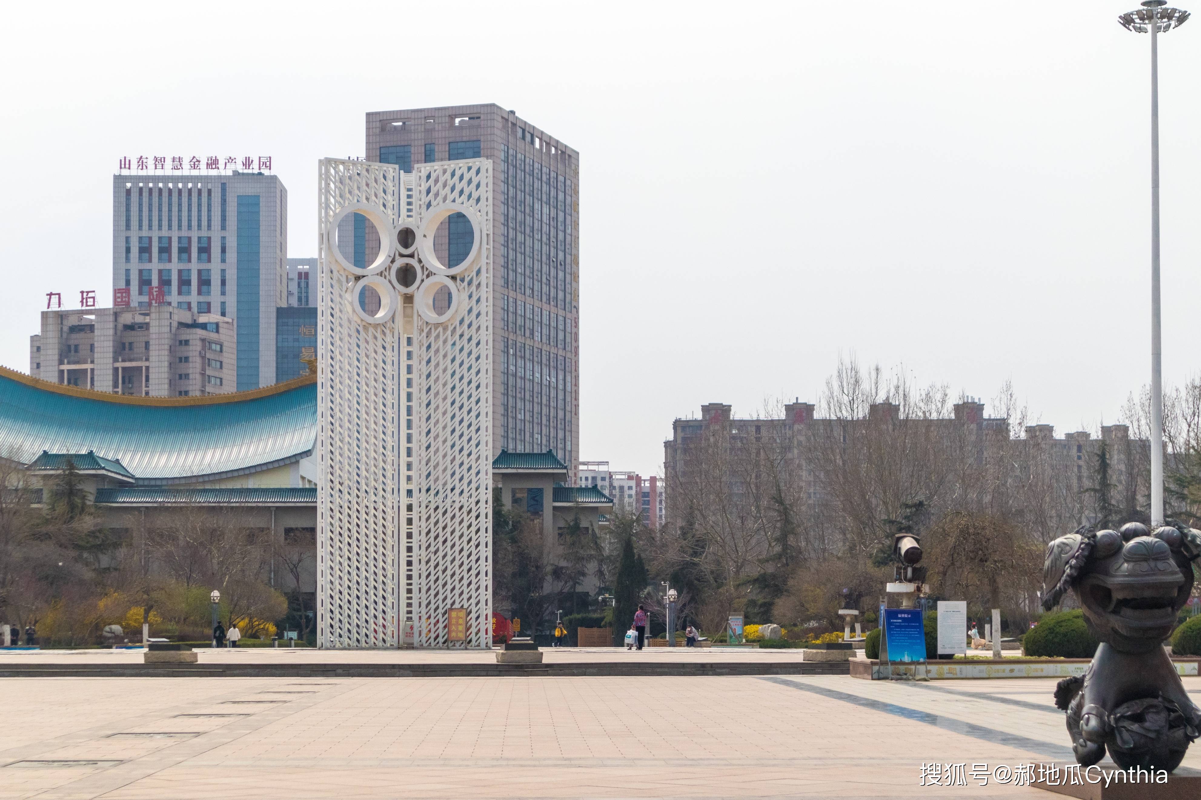 逛完博物馆来到他前面的风筝广场,这是潍坊市的一处地标,也是象征