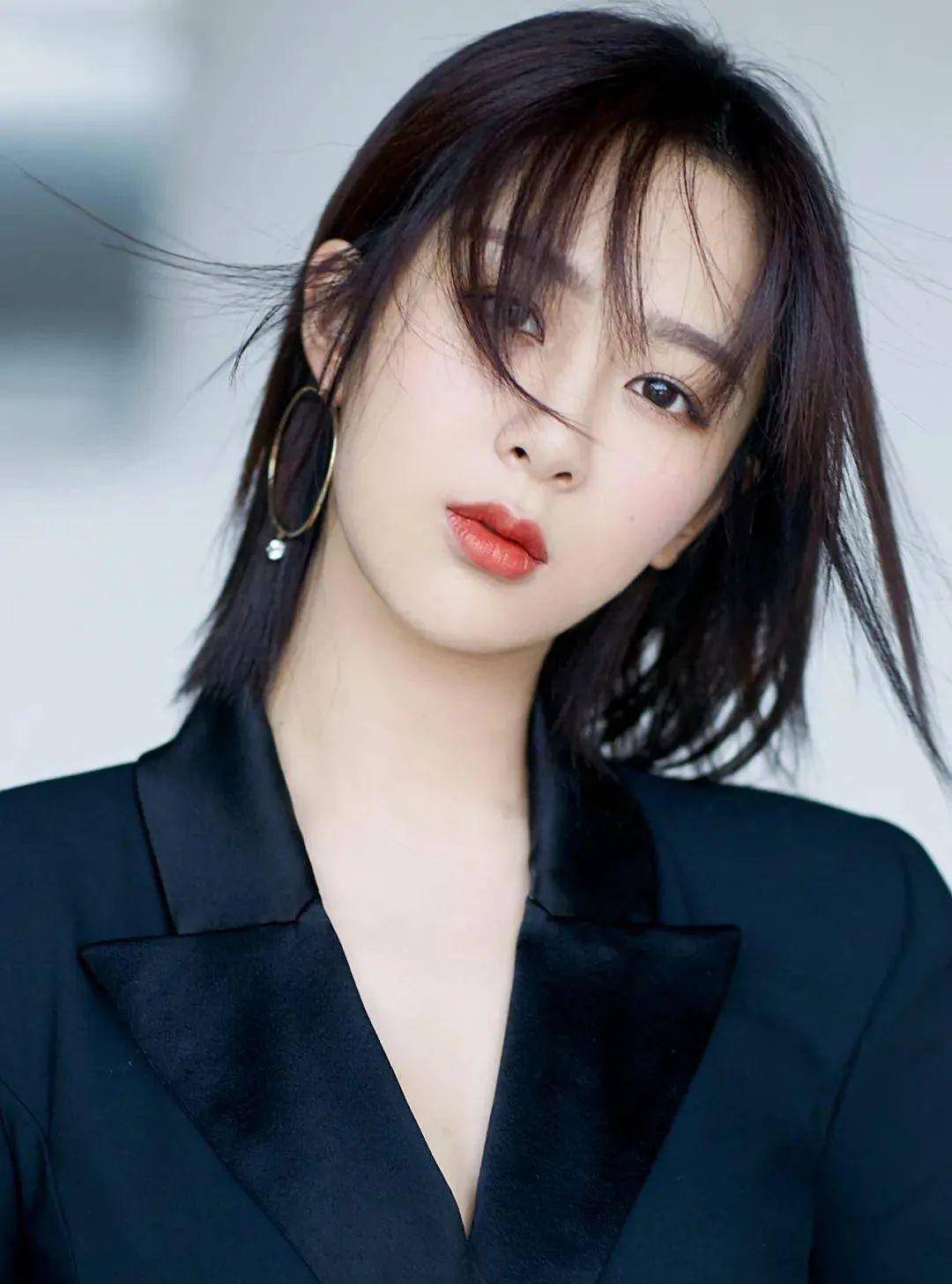 杨紫11岁简历曝光,普通女孩的逆袭之路太励志了_气质_面部_体态
