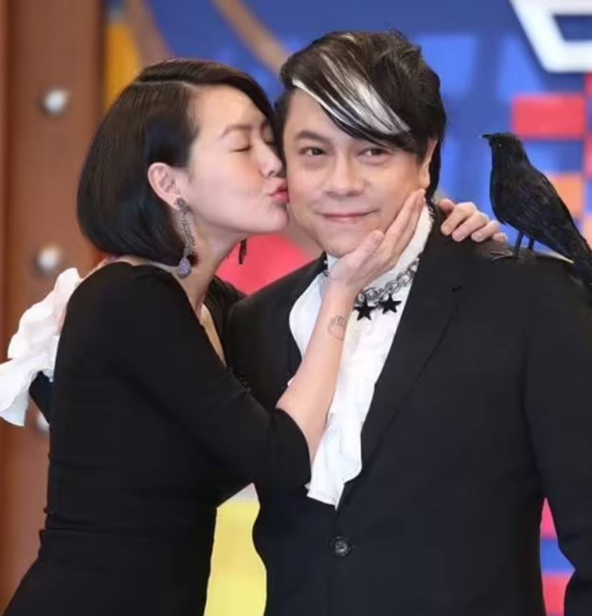 晔贴身热舞,婆婆冷眼旁观,玥儿蜷缩一旁不敢动_大小_公众人物_黄子佼