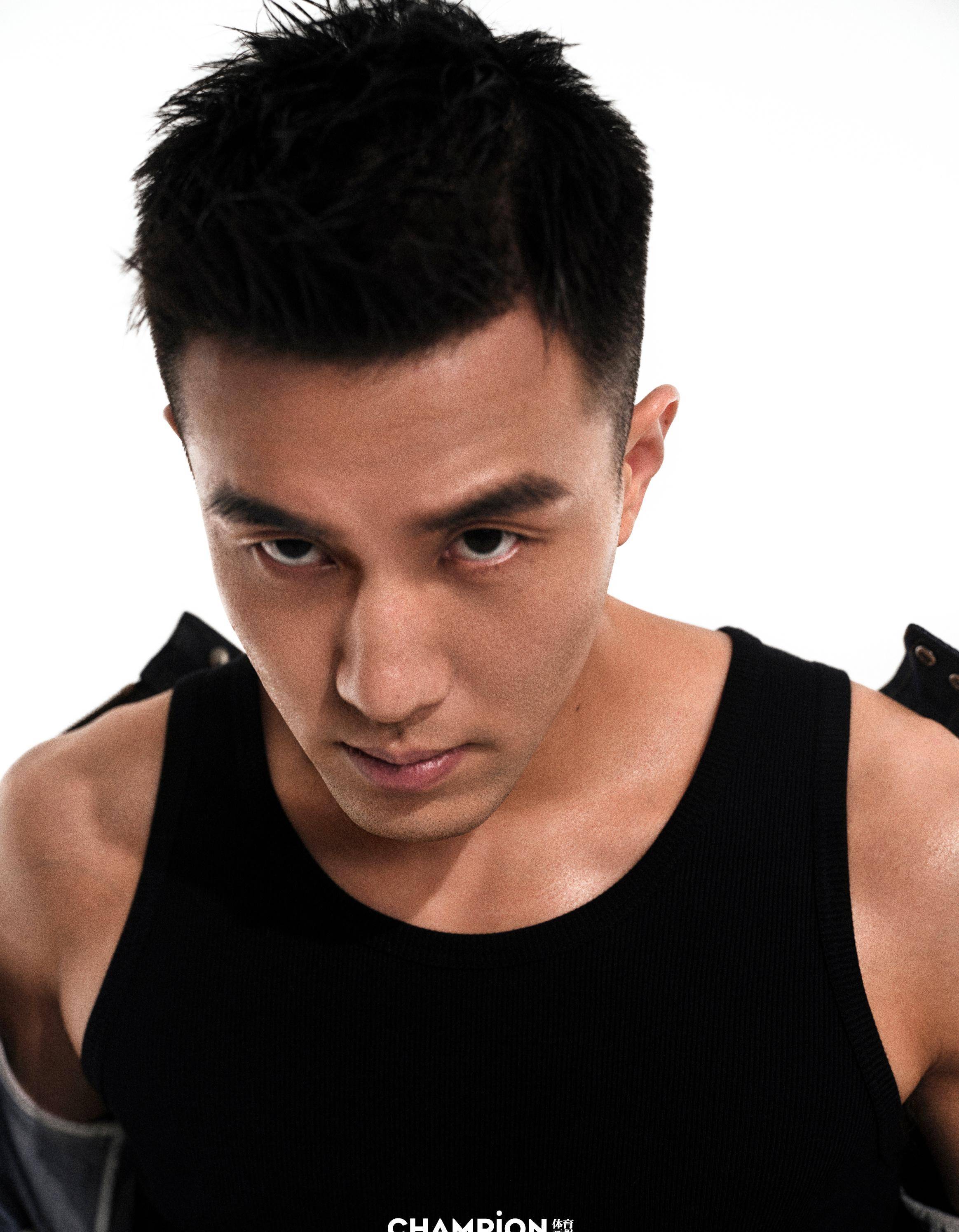 郭艾伦登《体育画报》八月封面,赤膊上阵秀八块腹肌,荷尔蒙爆棚_篮球