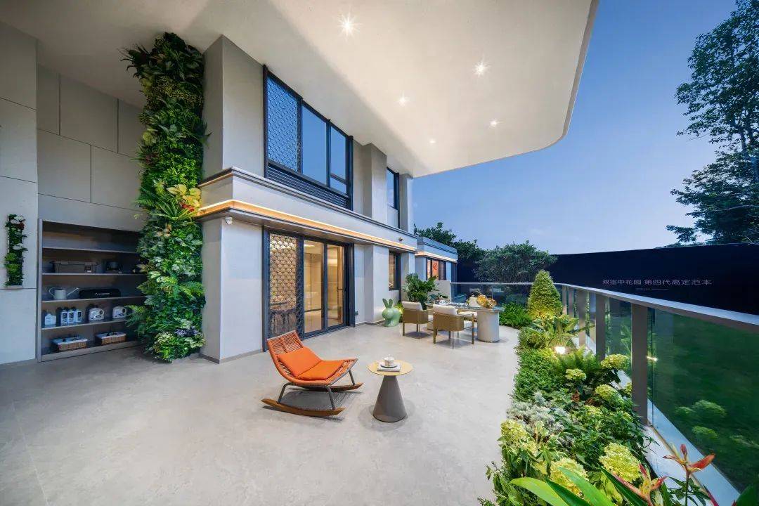 例如,檐角和露台侧方设计隐私挡板,最大程度规避奇偶层间的视线干扰