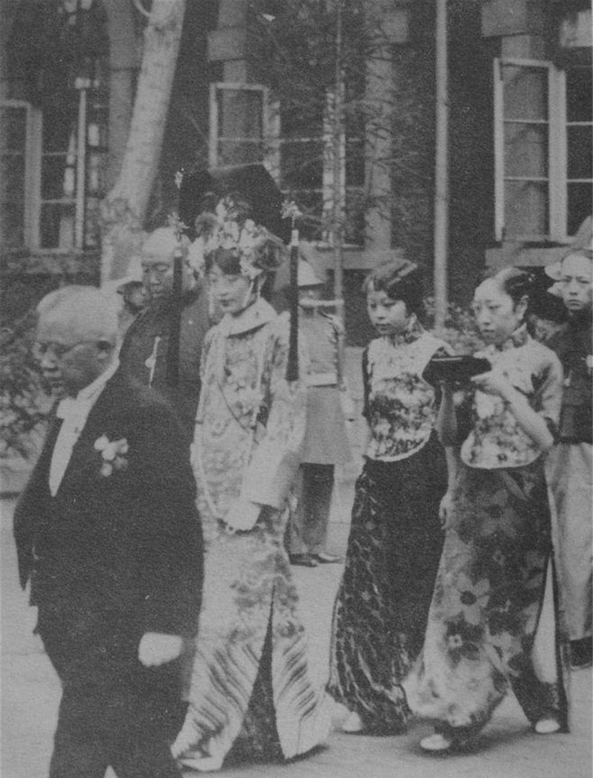 祁继忠,李体育是溥仪的贴身侍卫,他们是溥仪最信任的人.