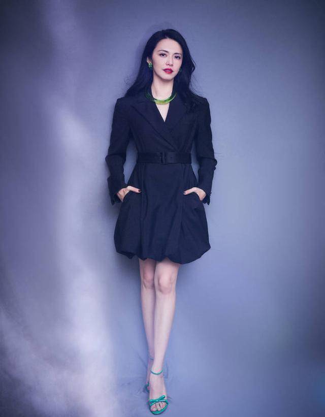 40岁姚晨魅力不一般,穿一身白色西装配大红唇,气质高级惊艳全场_造型