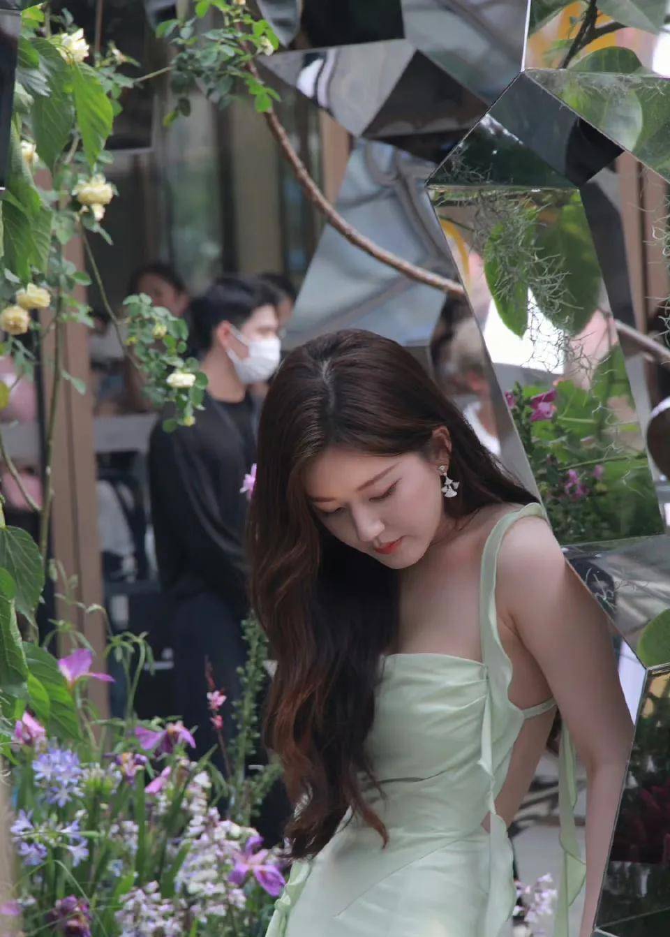 赵露思身穿薄荷绿吊袜带露背长裙,身材曼妙时尚,又不失俏皮_绿色_活动