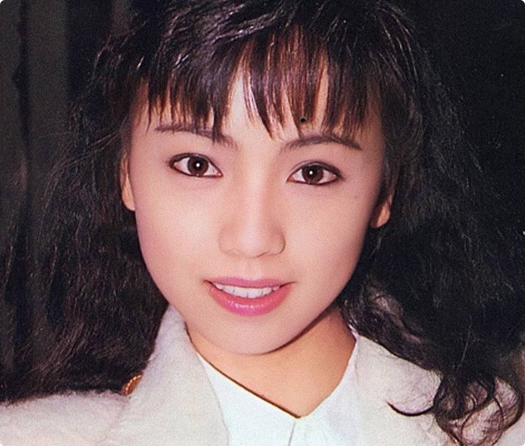 《孤注一掷》阿天母亲:戏里土掉渣,年轻靓到炸,还是挂历女神_邓萃雯