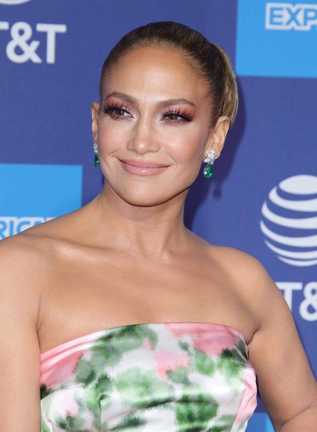 为胸臀投保39亿,15年内离婚3次,詹妮弗洛佩兹敢爱敢恨男人如衣_吹牛