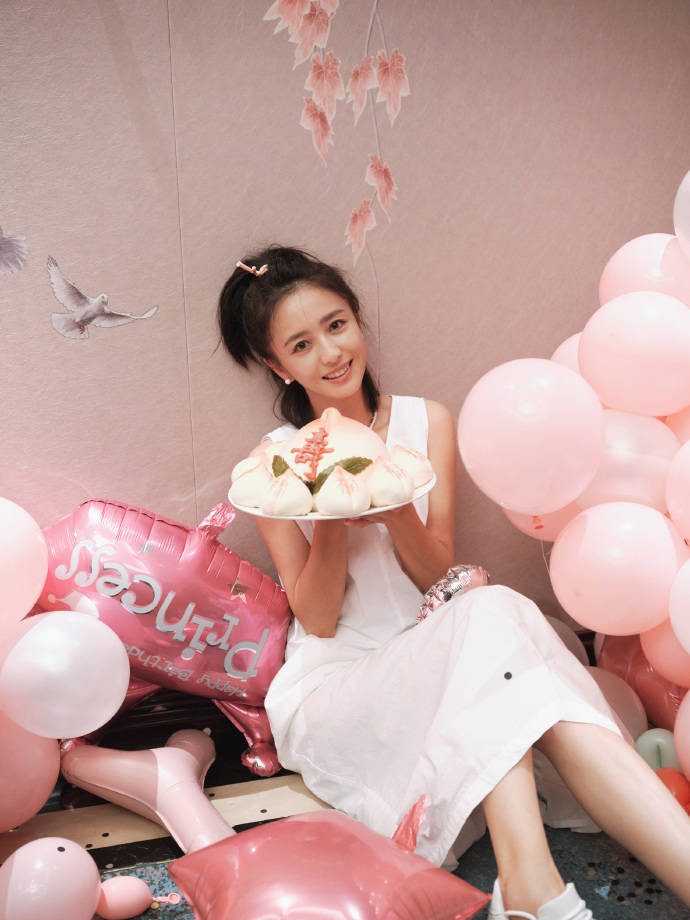 佟丽娅分享生日宴会美照,笑容甜美似初恋,手捧寿桃蛋糕引争议_祝福
