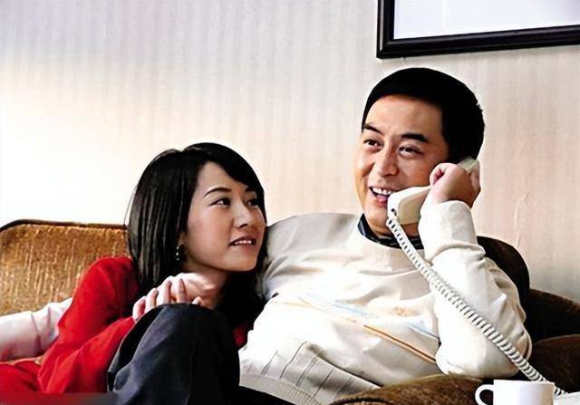 张嘉译"疑似"婚后感情不幸福,王海燕深夜发文:多年婚姻一盘沙_妻子