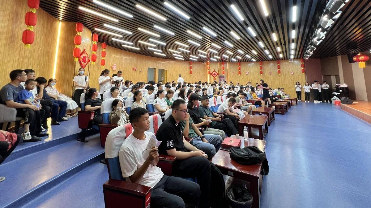 理想大学,必刷相伴|理想树图书成功开展2023嘉祥一中优秀毕业生颁奖及
