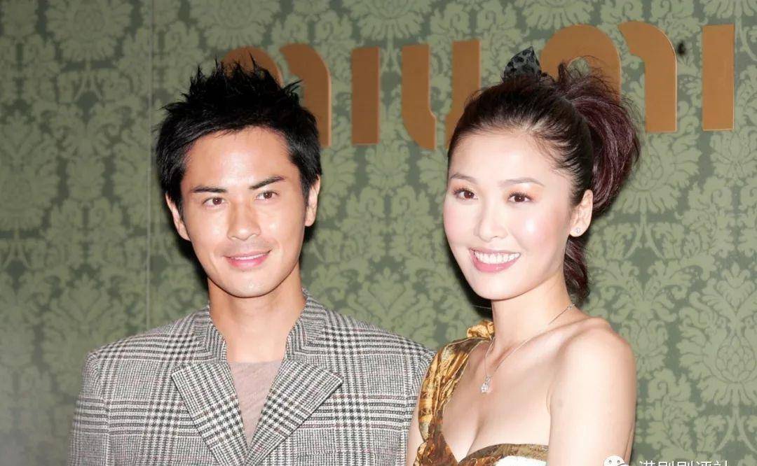 对于周丽淇结婚,郑嘉颖今天接受媒体采访说︰"结婚是开心事,恭喜她﹗"