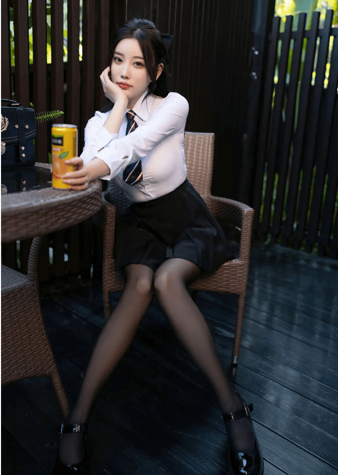 杨晨晨的露肩上衣穿搭:勾勒完美曲线的时尚秘籍,风华绝代的女子