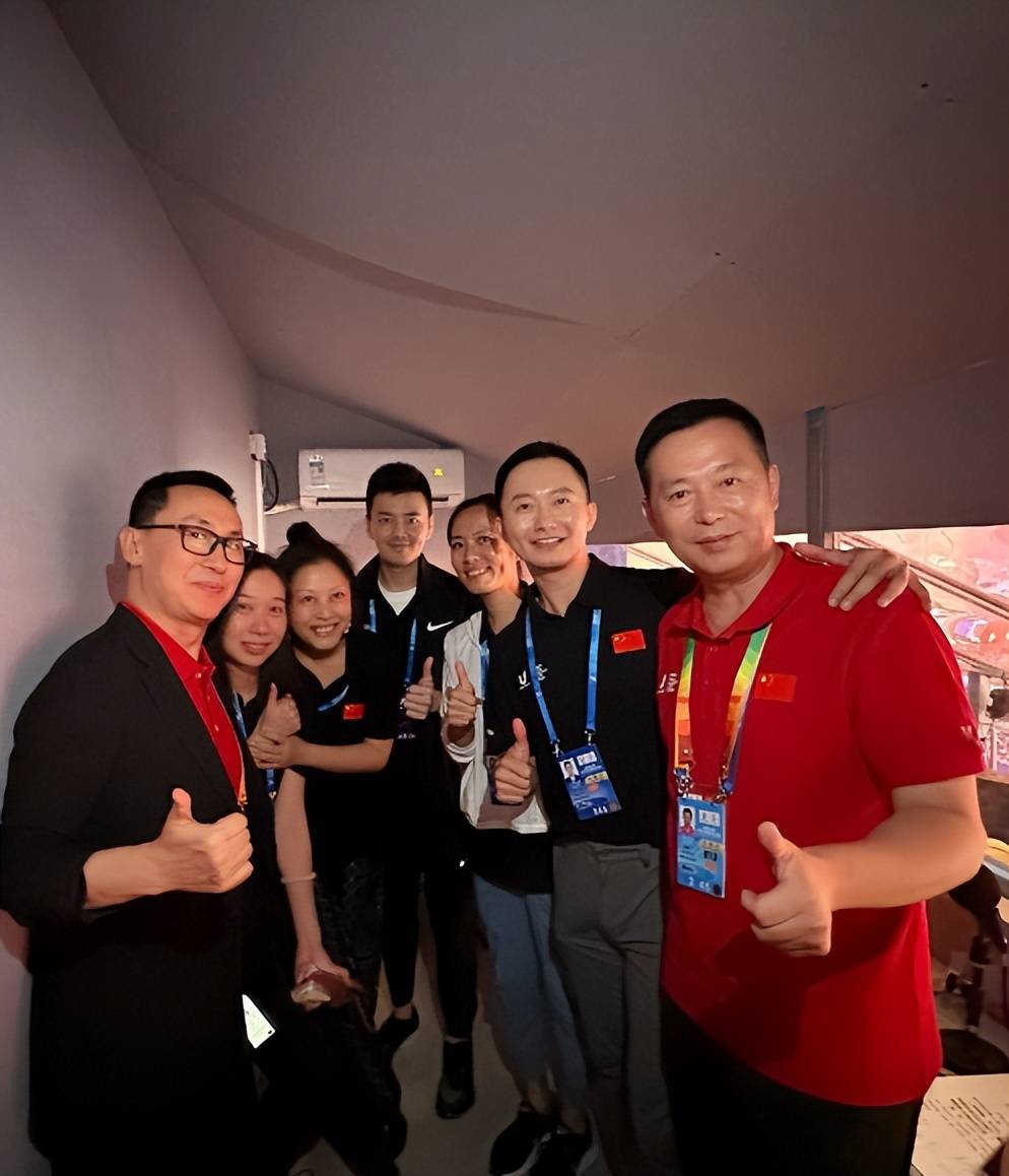 总台主持人张韬和李东宁在现场对本次闭幕式演出进行了主持