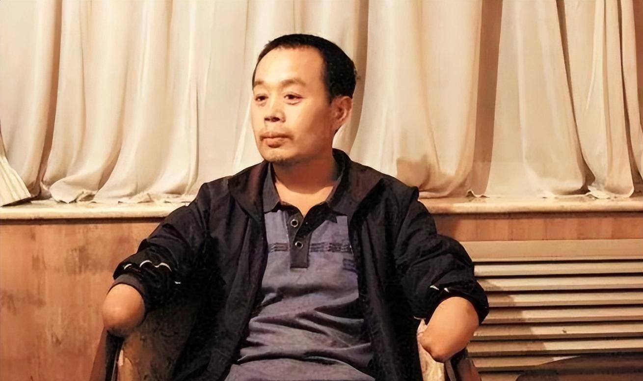 07年,男子举报同村恶霸,却被报复砍掉双手,后来他获