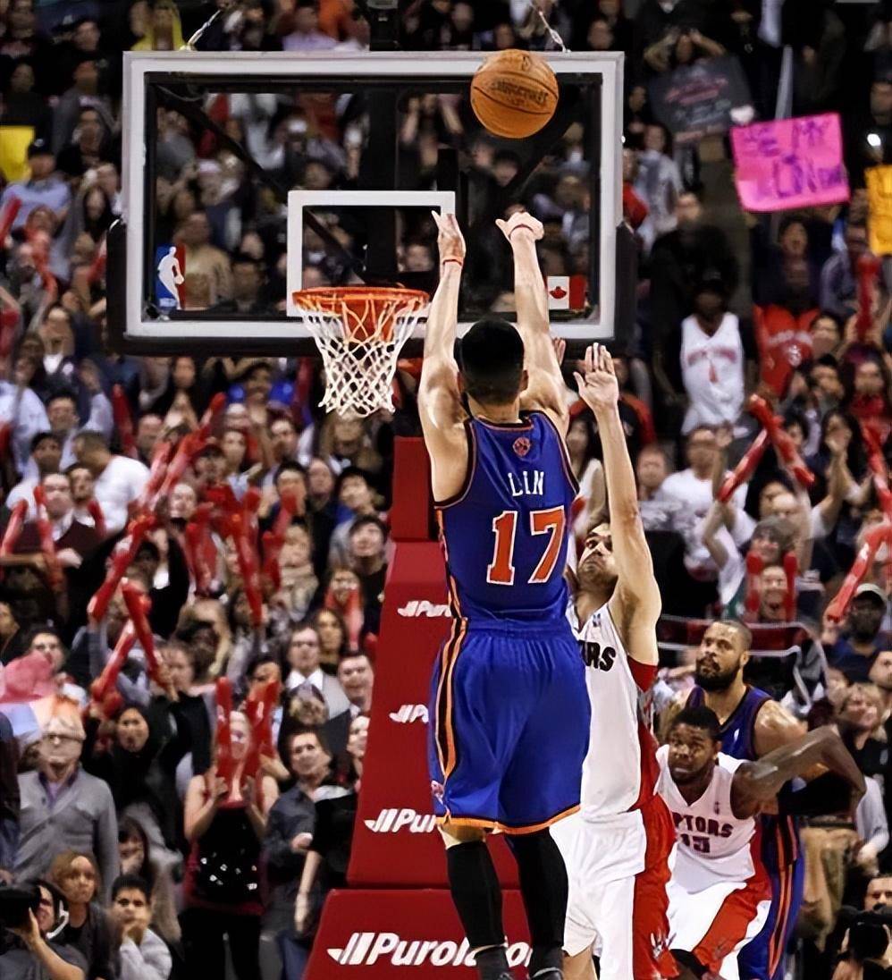 图片源自网络这一刻,整个球场沸腾了,猛龙主场球迷甚至在为林书豪欢呼