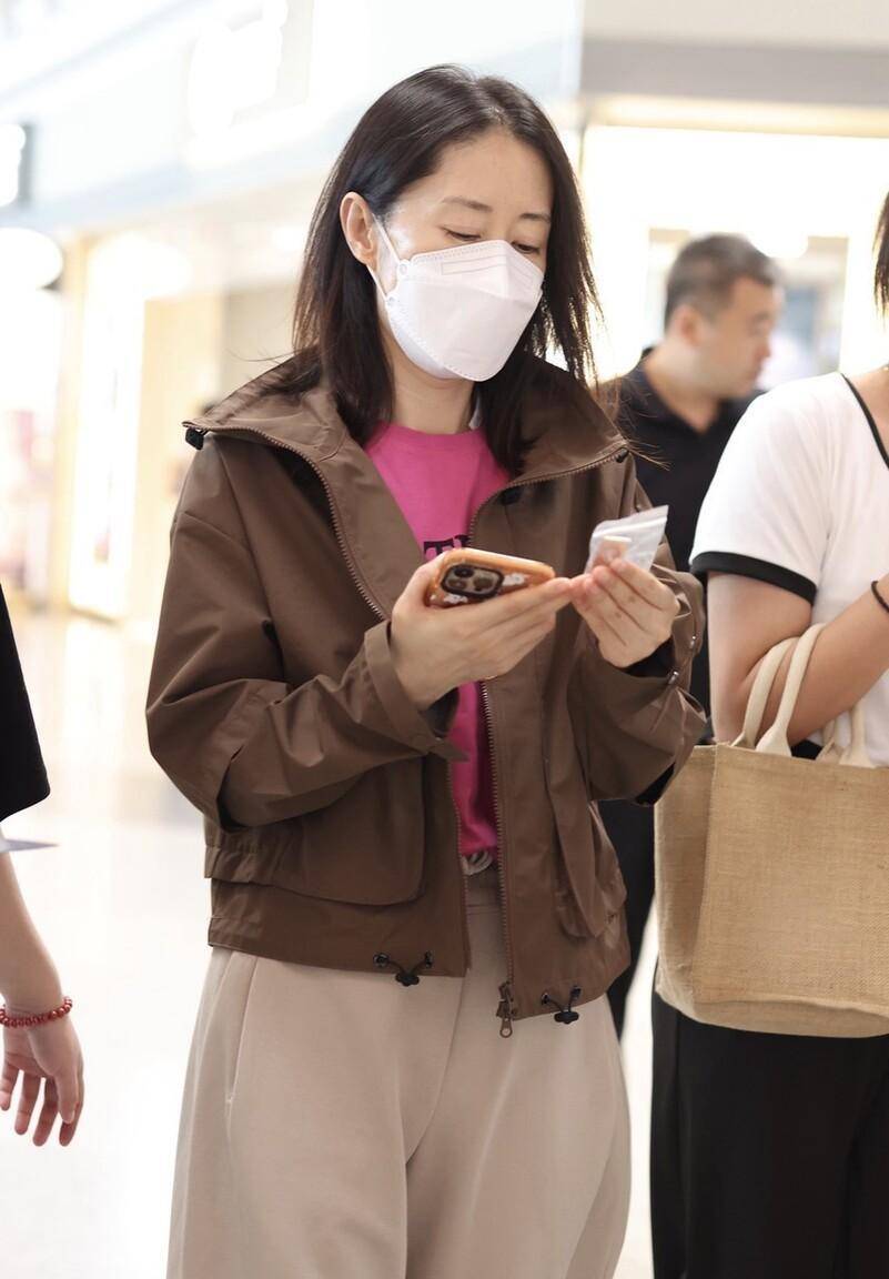 刘敏涛素颜干净去机场,三伏天穿长衣长裤,玫瑰色t恤好吸睛_休闲_风格