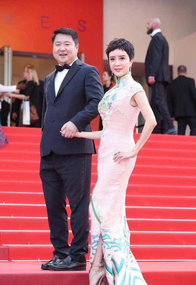 44岁金巧巧近照曝光,表情僵硬被指像蔡明,红毯恨天高鞋子博眼球_老公