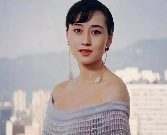 李连杰晒妻子近照,61岁利智衰老似奶奶,62岁黄秋燕依旧美艳动人_时候