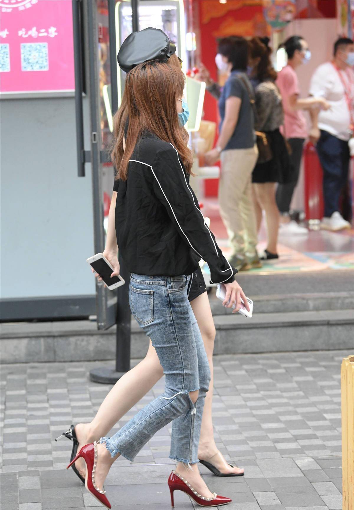 8cm红色浅铆钉设计尖头高跟鞋,搭配浅蓝色毛边牛仔裤_风格_女子_款式