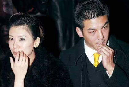 贾静雯女儿回上海晒全家福,继母年轻似姐姐,生父头发花白变慈祥_梧桐