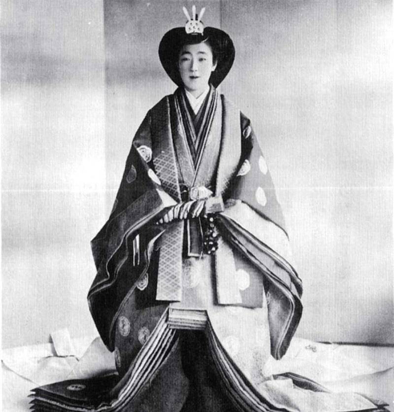 代天皇仁孝天皇的曾孙,母亲岛津俔子是萨摩藩末代藩主岛津忠义的女儿