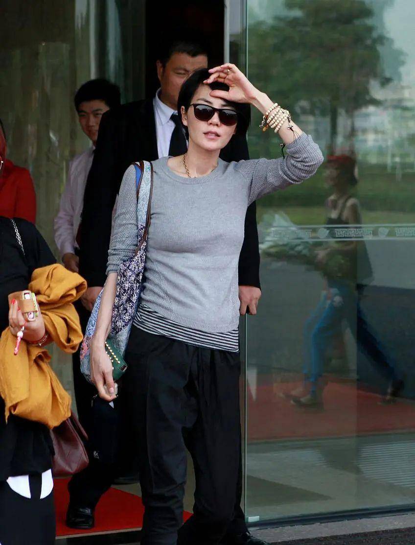 王菲真是太自信了!灰色上衣黑色裤子慵懒随意,这个神仙是什么样子的?