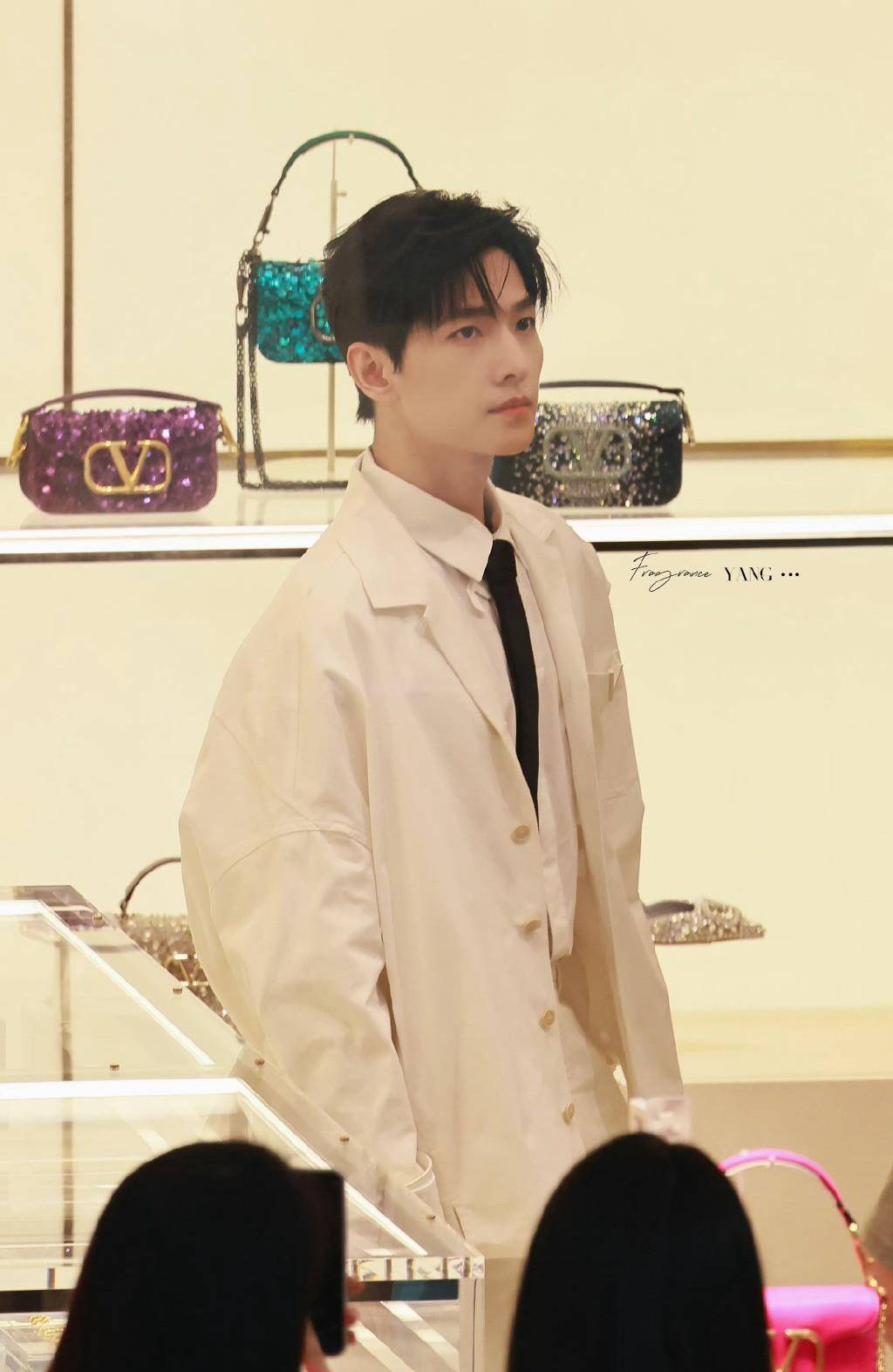 杨洋亮相valertino品牌新店开幕活动,首穿2024春夏男装系列_服装_亮色
