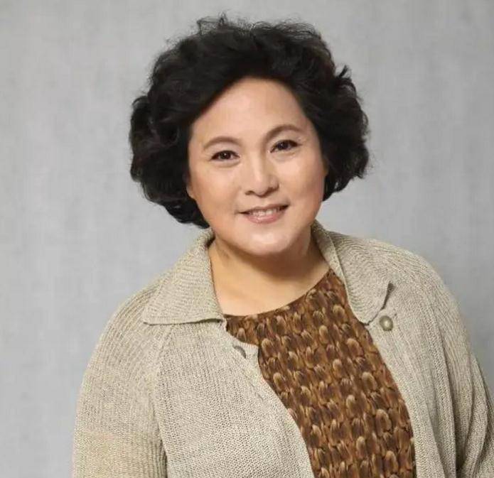 张芝华与郭凯敏分手,一个带娃嫁大15岁的画家,一个娶尤勇智前妻