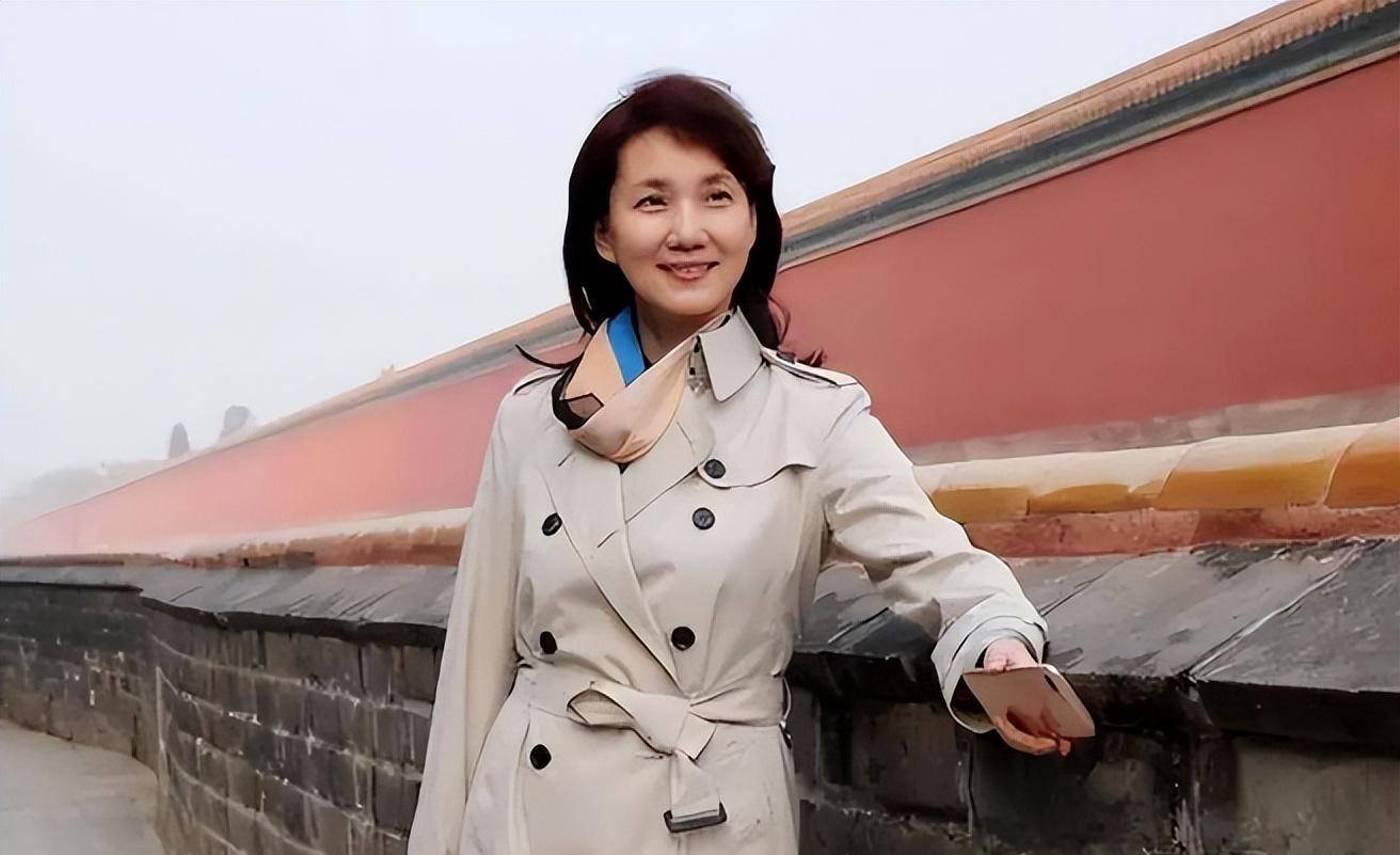 60岁的李修平和61岁的李瑞英退休后展现了截然不同的穿衣风格_时尚