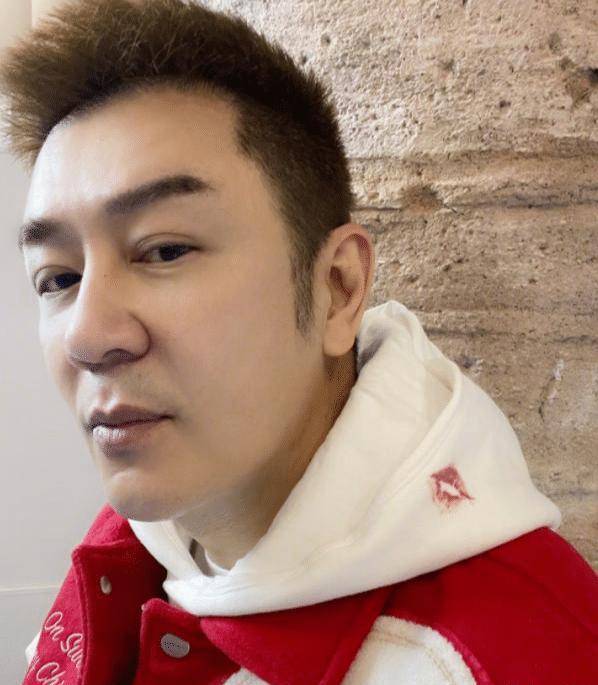 陈浩民53岁生日,晒一家六口全家福,生日愿望回应婚姻一说_蒋丽莎_祝福